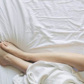 ide posisi nyaman feet between covers and sheet