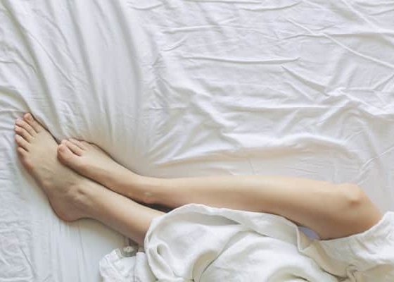 ide posisi nyaman feet between covers and sheet